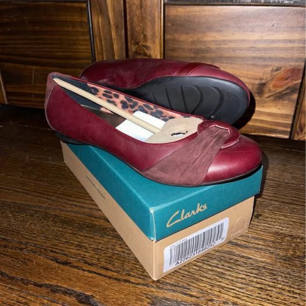 NEW 9.5 Clarks Women’s Shoes Dark Red Flats Bendables